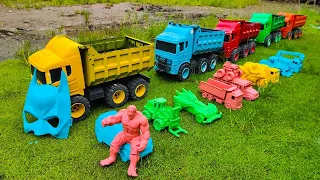 Truk Tronton Angkut dan Membersihkan Mainan Mobil Mobilan Mobil Balap Motor Balap Pemadam Tangki