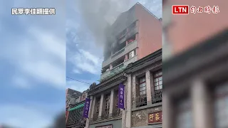 北市迪化街民宅6樓火警 消防員搭雲梯車射水搶救(民眾李佳穎提供)