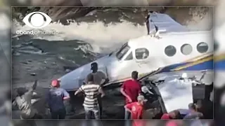 Bombeiros abrem a porta do avião que transportava a cantora Marília Mendonça