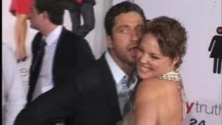 GERARD BUTLER licks KATHERINE HEIGL's cheek at 'The Ugly Truth' premiere - 2009