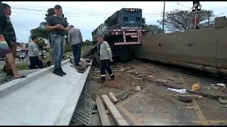 Trem parte caminhão ao meio em linha férrea e motorista sobrevive