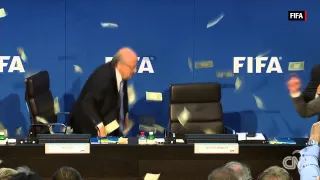 Comediante le tira dinero en la cara a Sepp Blatter
