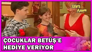 Çocuklar, Betüş'e Hediye Veriyor! - Sihirli Annem Özel Klip