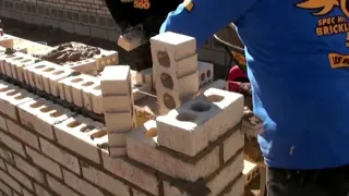 Соревнования профессиональных каменщиков в Америки кто быстрее построит стену