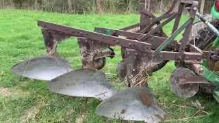 Ploughing corn field with John Deere 4066