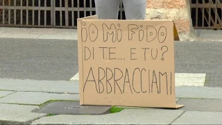 Abbracci gratis Free Hugs - Io Mi Fido di Te, e tu? [Social Experiment] Un abbraccio a Verona