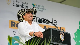 Presidente Petro en la entrega de 6.000 hectáreas de tierra fértil a campesinos de 8 departamentos