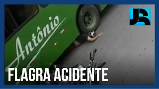 Motociclista de 19 anos sai ileso de acidente impressionante no Rio de Janeiro