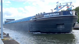 Binnenvaartschip de ENDURANCE vaart de Sluis van Ternaaien binnen.