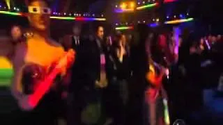 LMFAO AMA 2011  ( Party Rock Anthem  Sexy And I Know It ) With Justin Bieber. TATAN CRITICO