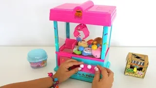 TotoyKids juega con la Maquinita atrapa Sorpresas Niños contra Niñas!!! Quién ganará???