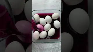 Красим яйца к Пасхе красной капустой
