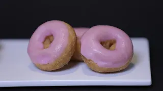[무료 영상 소스] 하얀 접시 위의 도넛들 F7