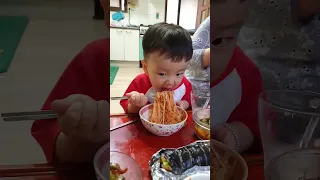 cute baby eating noodles #cute #cutebaby #short #youtubeshorts #shorts