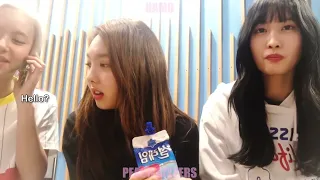 How NAYEON reacts to JEONGYEON's call