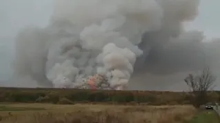 Огонь со склада боеприпасов в Рязанской области перекинулся на соседнее село. Жители эвакуировали.