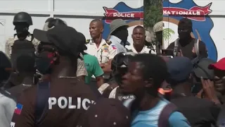 Port-au-Prince: Polizisten verbrennen Autoreifen