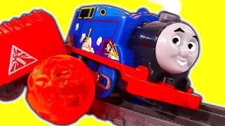 Thomas The Tank Trackmaster Volcano Drop & Lava Falls Train Crashes & Race