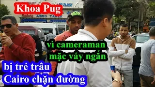 Khoa Pug bị trẻ trâu Cairo chặn đường vì cameraman mặc váy ngắn khi đi ăn street food Ai Cập