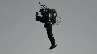 Как летает 3D-печатный костюм с реактивными двигателями