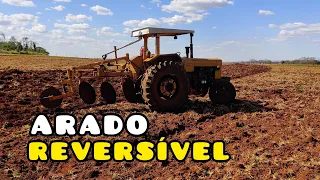 VALMET 65 ID TRABALHANDO COM ARADO REVERSÍVEL 3 DISCOS MANUAL. SÍTIO BOA VISTA.