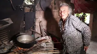 a abuelita isabel le gusta vivir asi, no esta abandona