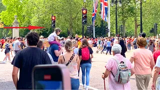 CHAOTIC Scene - Tourists and King's Guards are heading toward Buckingham Palace.