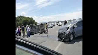 В Анапе от удара в ДТП перевернулся минивэн