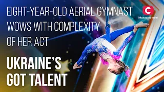 😮8-летняя воздушная гимнастка поражает сложностью номера – Україна має талант