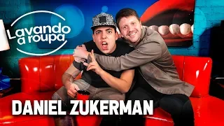 DANIEL ZUKERMAN LAVANDO A ROUPA