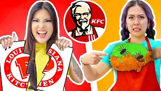 KFC VS POPEYES! WHICH ONE IS BETTER? I BUILD MY OWN KFC & POPEYES AT HOME BY SWEEDEE
