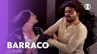 Catarina ameaça ir embora, Petruchio arma escândalo e os dois se beijam 💕 | O Cravo e a Rosa