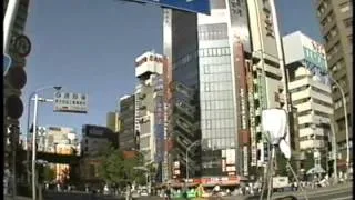 Tokihiro Sato warking with a mirror in Akihabara