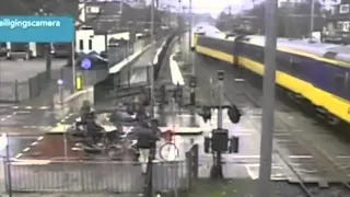 Shocking train crash derailment Dutch Railways / Ontsporing Hilversum 2014