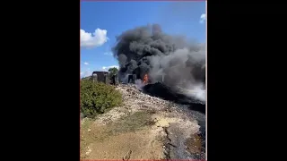 Video/ Përfshihet nga flakët pusi i naftës në Cakran, zona mbulohet nga re të zeza tymi