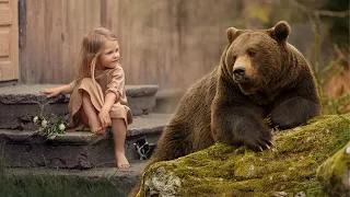 Ища СПАСЕНИЯ от охотников, огромный медведь пришел к дому, в котором жила маленькая девочка...