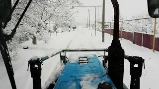 Режим ЧП на Кубани.  Снегом завалило буквально все. Чистим  МТЗ 82 буксует но идет.
