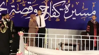 شاهد: ماذا فعل طالب بعد منع أمه من مرافقته لمنصة التكريم خلال حفل تخرج في غزة