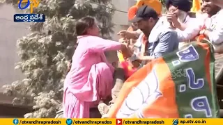 BJP Candidate Sunny Deol Kissed by Woman during Roadshow | Punjab