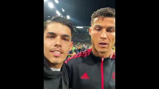 Seorang fans berlari membidik Cristiano Ronaldo demi mendapatkan foto selfie bersama