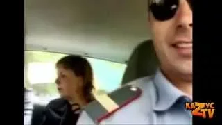 Блатная баба разговаривает в машине с ментами