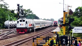Nonton Kereta Api di Pasar Sore Kawasan Stasiun Rewulu Bantul - Indonesian Railway -