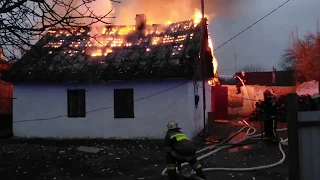 Шепетівські надзвичайники приборкали пожежу житлового будинку