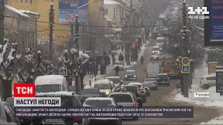 Погода в Україні: сніговий колапс, автомобілі застрягають на трасах