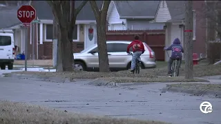 Roseville community on alert after man reportedly offers candy to child near a school