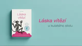 U kulatého stolu nad knihou Láska vítězí