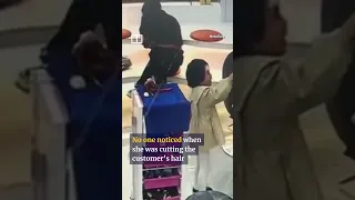 Naughty child cuts woman’s hair at beauty salon in China #shorts