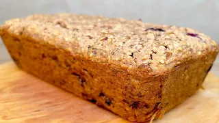 Oatmeal, yogurt, berries, nuts! Simply mix everything together and the healthy cake is ready!