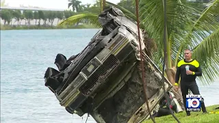 Divers help police recover cars abandoned in Doral lake