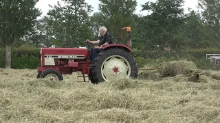 Hooi schudden met een International 633 en Claas W540 schudder (2022)